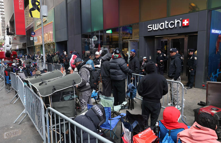 Swatch×Audemars Piguet watch frenzy grips New York