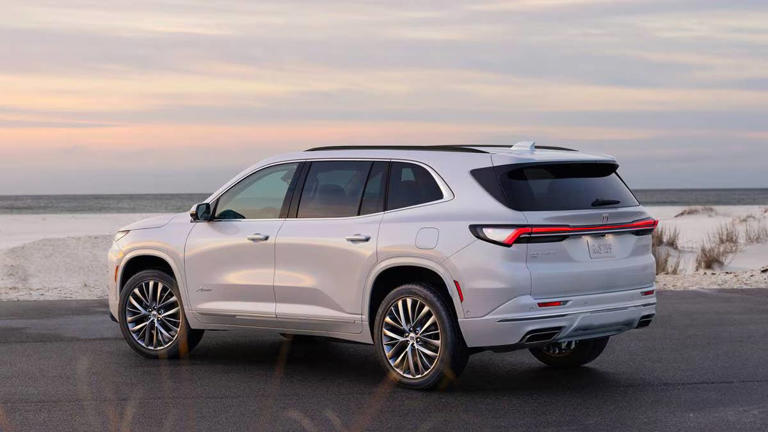 2026 Ford Explorer Platinum vs. 2026 Chevy Traverse High Country vs ...