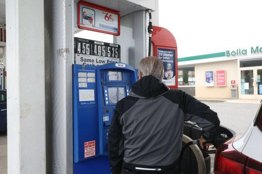 Un cliente carga gasolina en una estación de servicio en Farmingdale, Nueva York, el 11 de mayo. Foto de James Carbone/Newsday RM vía Getty Images.