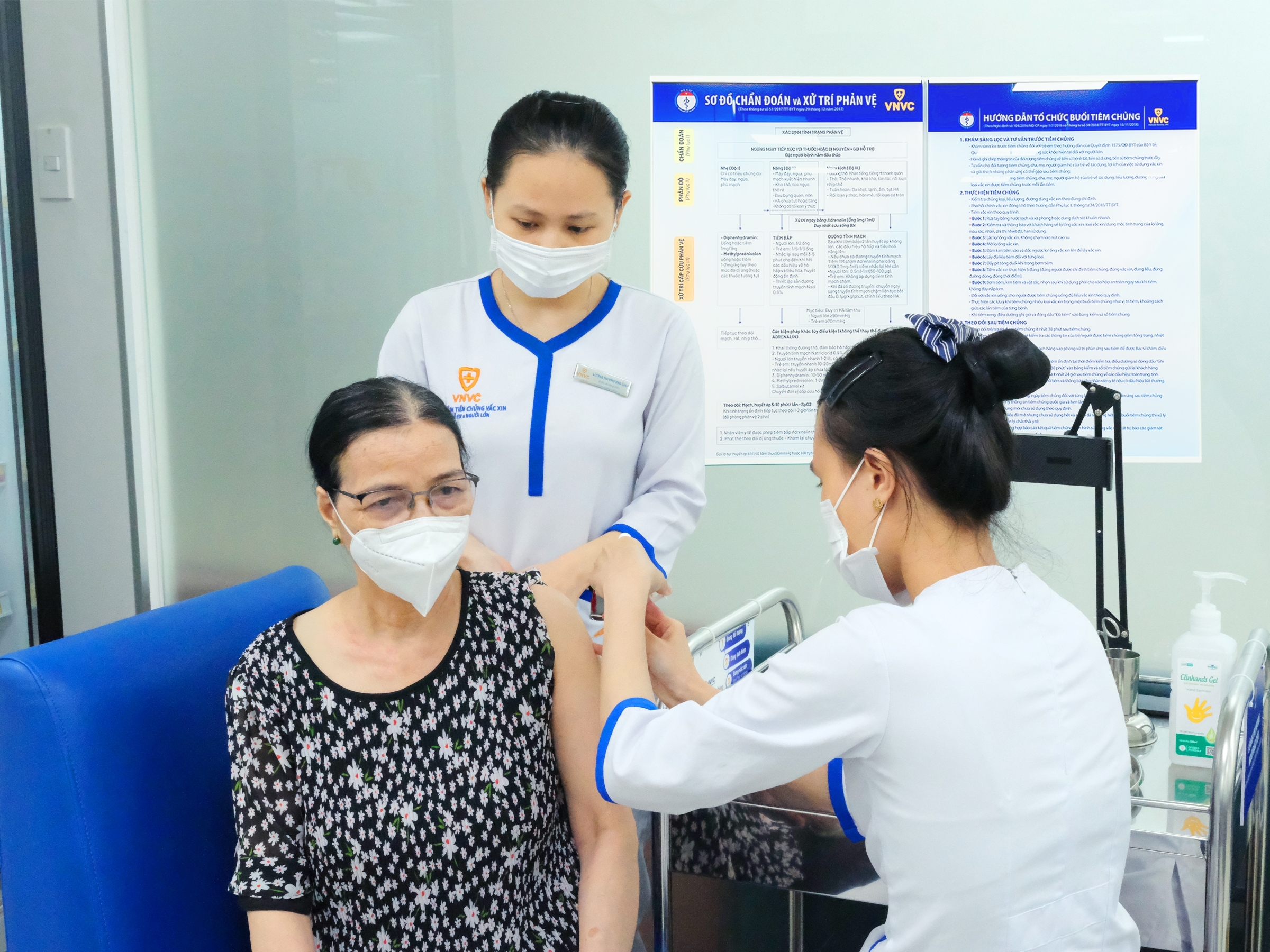 Người cao tuổi tiêm được vaccine não mô cầu không?