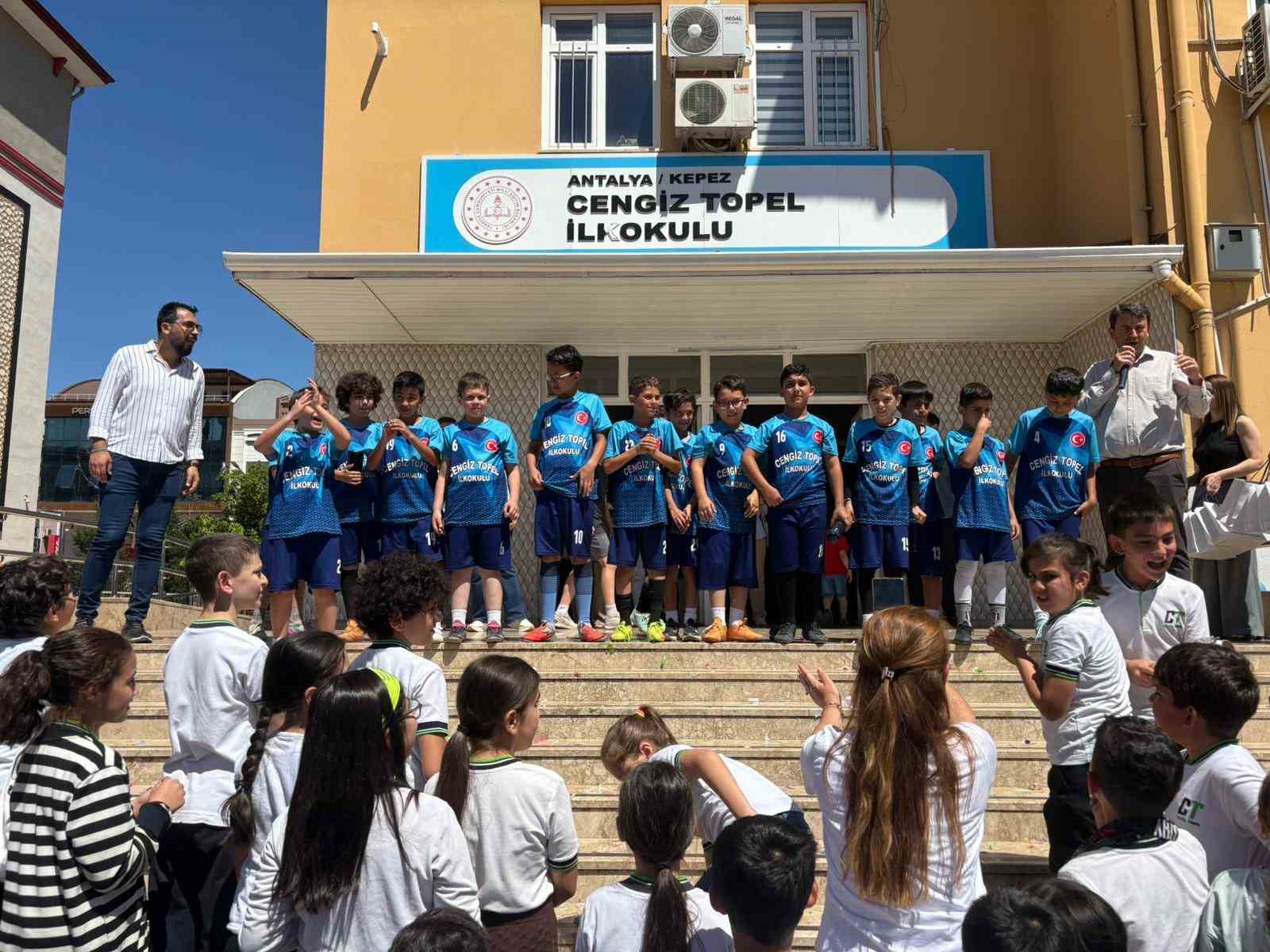 Kepez’de ilkokullar arası futbol turnuvasının şampiyonu Cengiz Topel ...