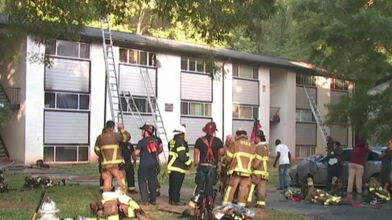 'Everybody screaming': Families flee apartment fire in DeKalb County