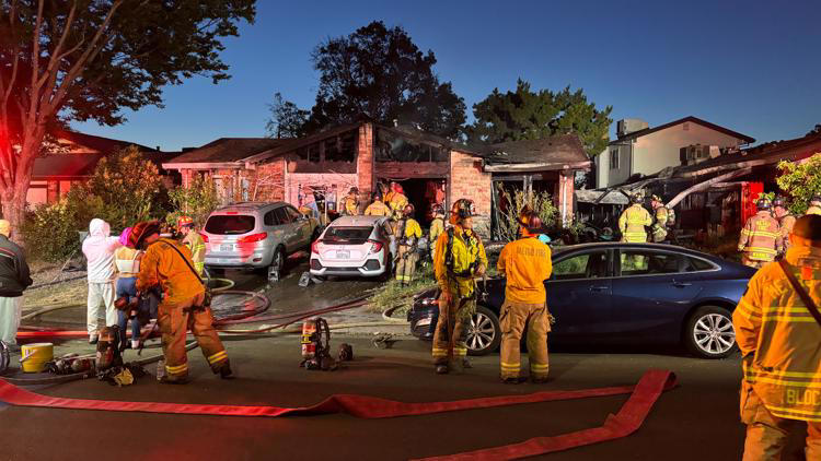 North Highlands duplex fire displaces 12, sends 2 people to hospital