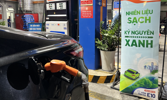 Xe đổ xăng E10 tại một trạm xăng ở TP HCM. Ảnh: Hồ Tân