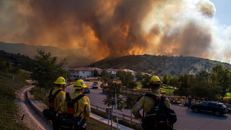 Wildfire forces evacuation of 10,000 homes in Southern California