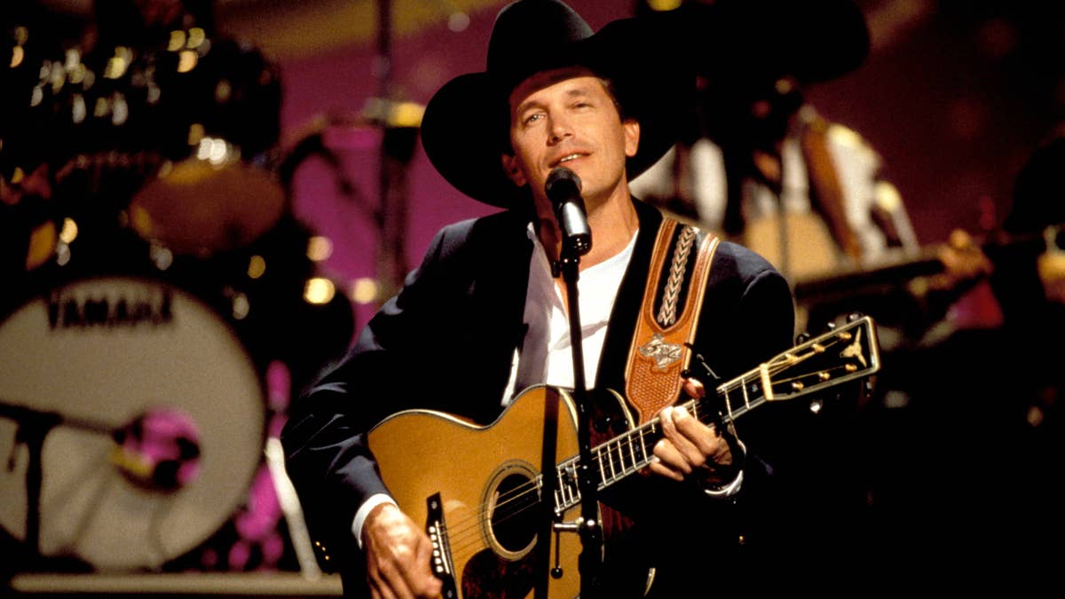 George Strait, 74, wows fans with timeless performance and stunning ...