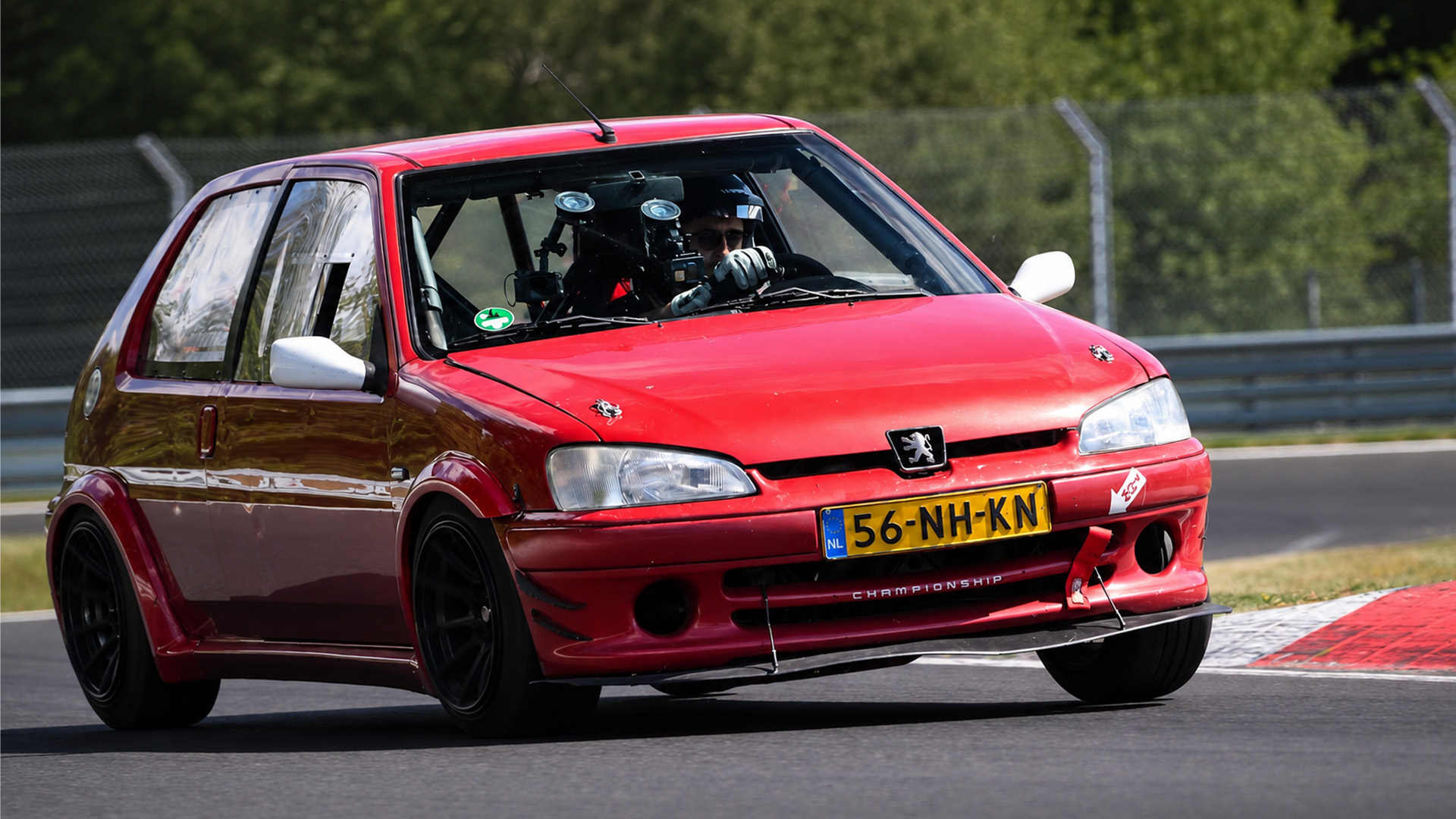 Peugeot 106 gets loose through sharp corner
