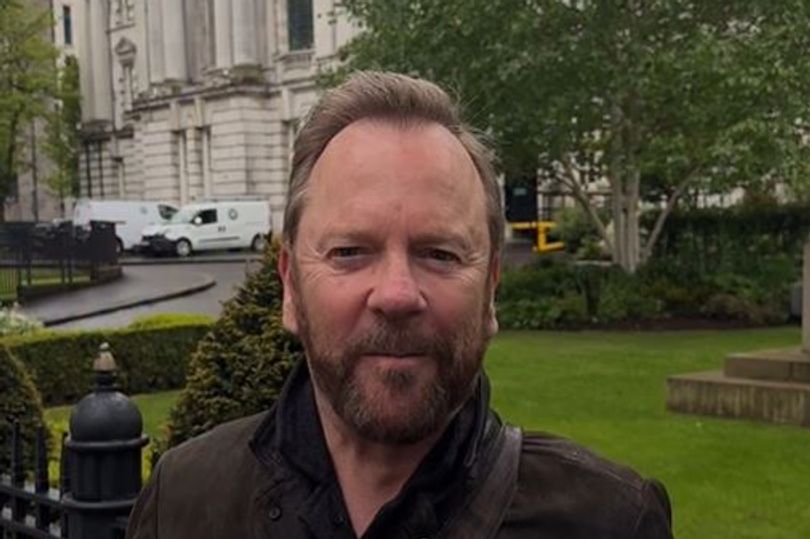 Hollywood star Kiefer Sutherland spots familiar Belfast landmark in video to fans