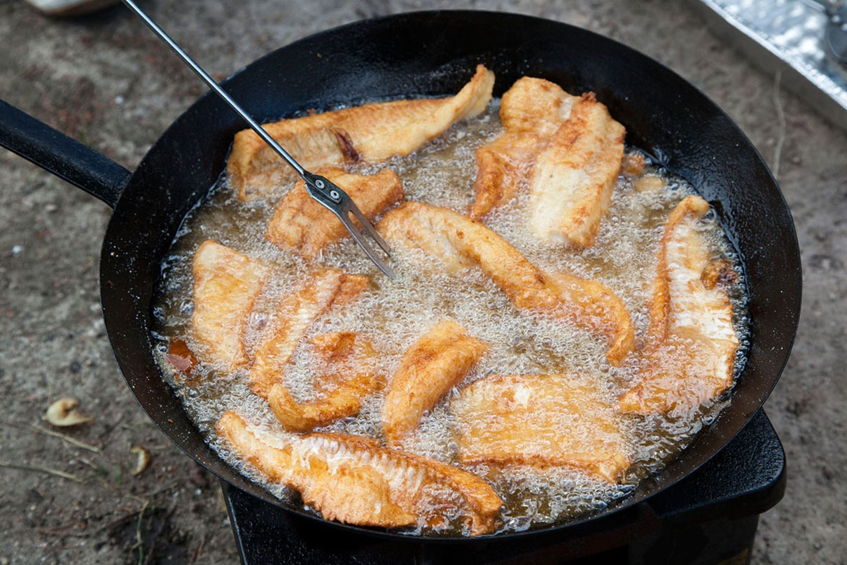 How to fry fresh fish outdoors in the countryside