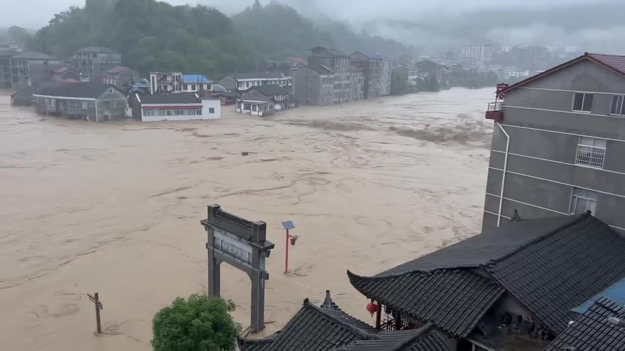 Massive flash floods overwhelm Hupingshan Town after record rainfall in ...