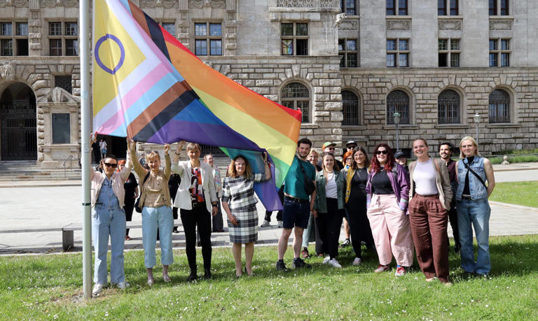 Leipzig hisst erstmals die „Intersex-Inclusive Pride Flag“