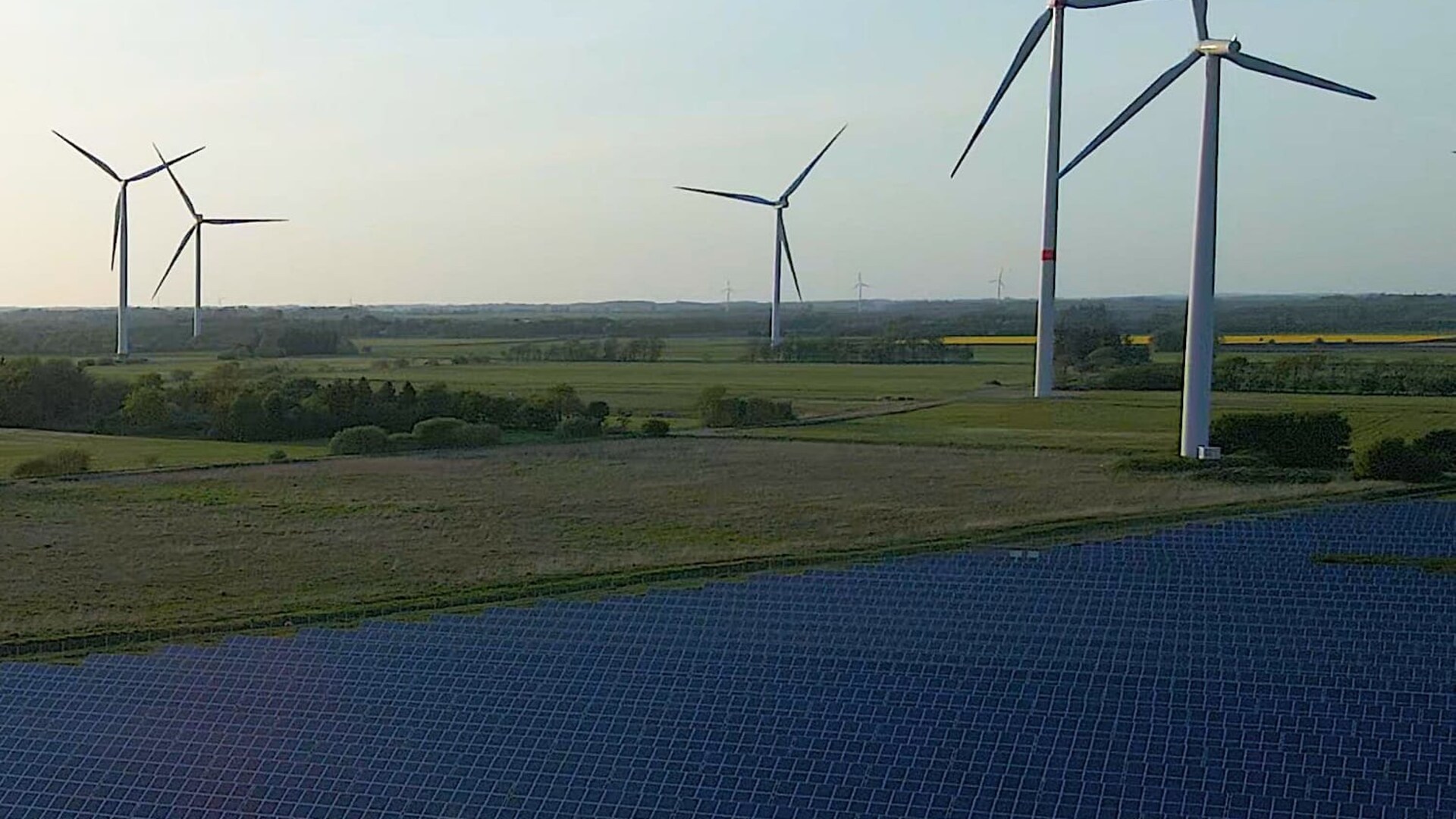 Während Berlin über neue Regeln für Wind und Solar diskutiert, lebt ein ...