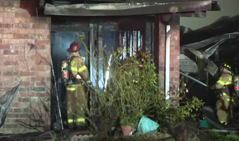 2 people sent to hospital after North Highlands duplex fire, Sacramento ...