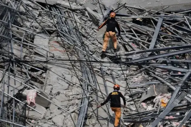 Tres muertos y 17 desaparecidos tras el colapso de un edificio en ...