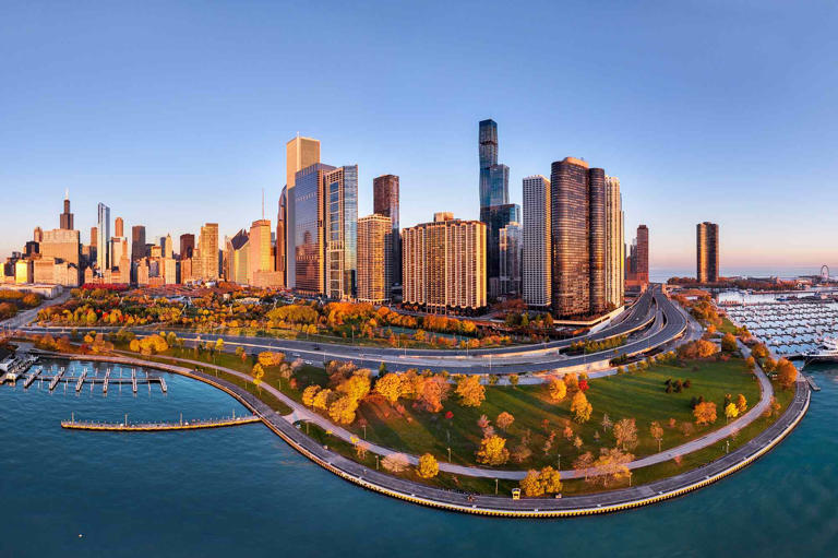 This 15-mile scenic drive in Chicago offers skyline views, beaches, and ...