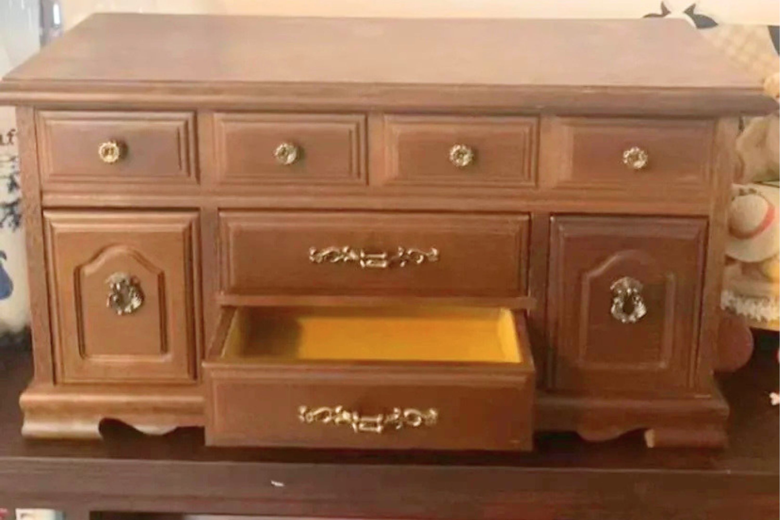 Thrifter hears something inside jewelry box—stunned as true value revealed