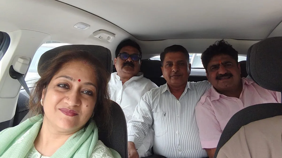 Deputy mayor reaches MCD headquarters by car pooling in e-vehicle