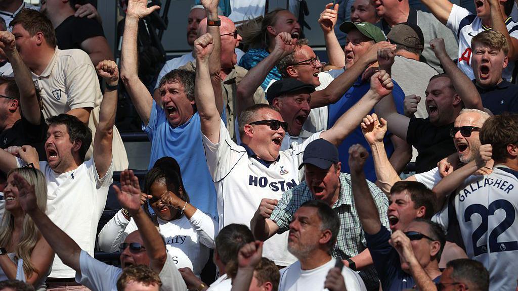Taunting, 'dread', street parties and 'anxiety' - a day on the London tube