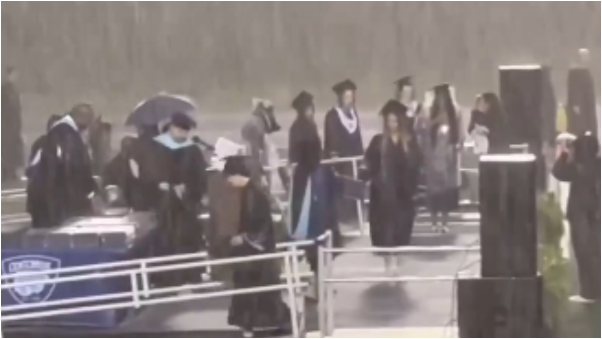 Video: US students brave heavy rain at graduation ceremony to receive ...