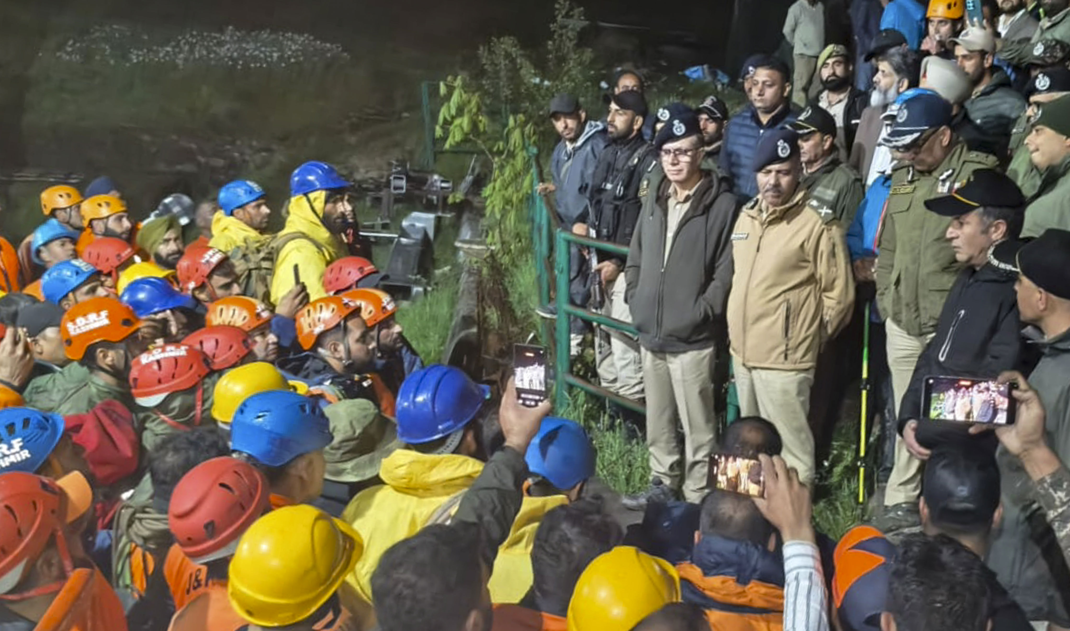 Over 300 tourists rescued in 7-hr operation after Gulmarg Gondola ...