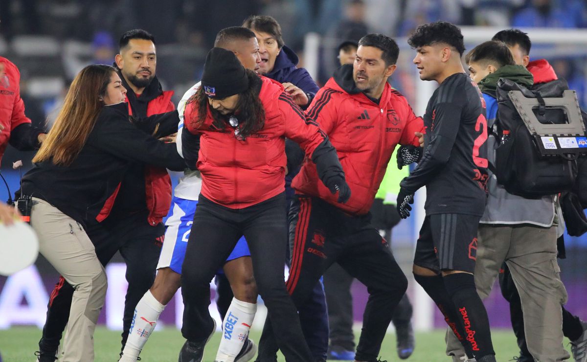 DT de Universidad Católica explica la razón de la pelea ante Colo Colo ...
