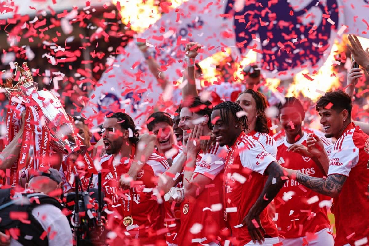 Arsenal cuối cùng cũng nâng cao chiếc cúp Premier League sau 22 năm chờ đợi