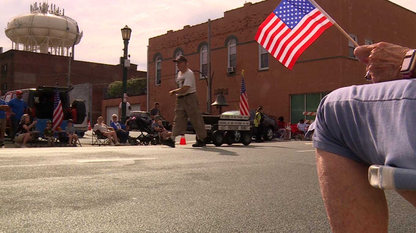 Man rings bell, pulls wagon in memory of his WWII father's service at ...