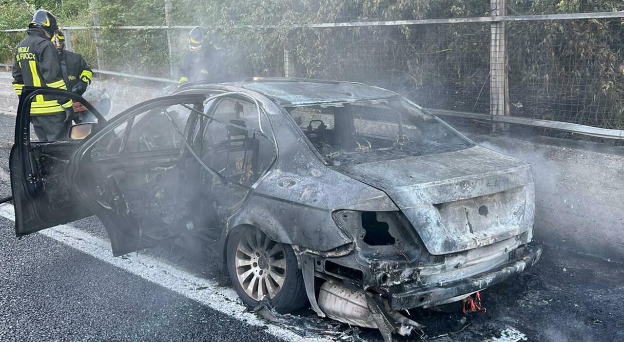 Incidente a Napoli, auto in fiamme in Tangenziale: traffico in tilt in ...