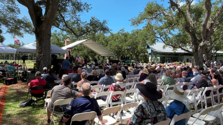 Thousands gather at Bay Pines National Cemetery to honor fallen heroes ...