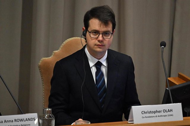 Christopher Olah (cofundador de Anthropic) en el Vaticano sobre la IA ...