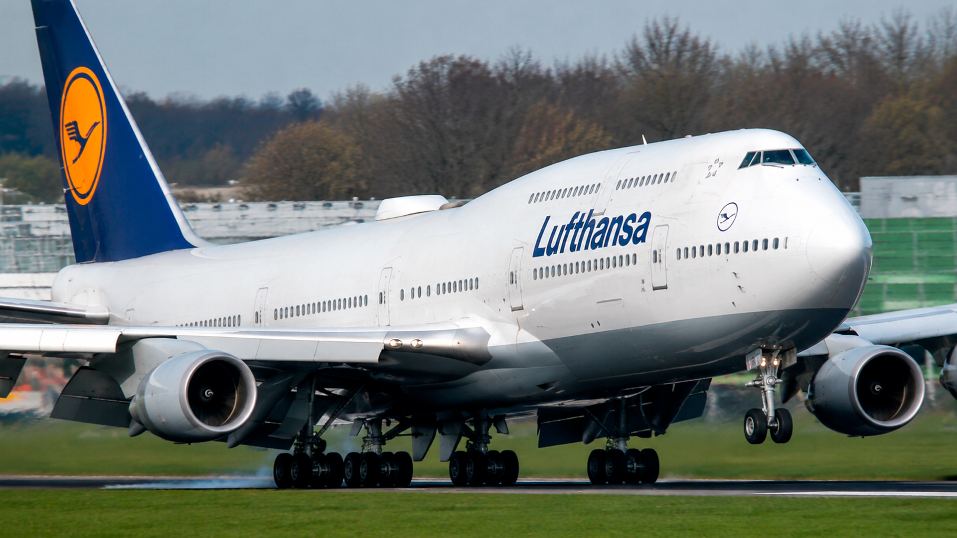 Rare Lufthansa 747-8 caught on camera | Watch