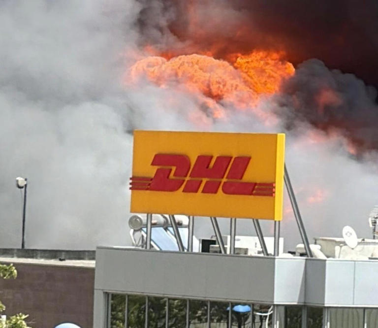 Incêndio lavra nas instalações da DHL em Vialonga