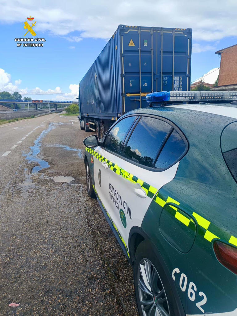 La Guardia Civil investiga al conductor de un camión por conducir ...