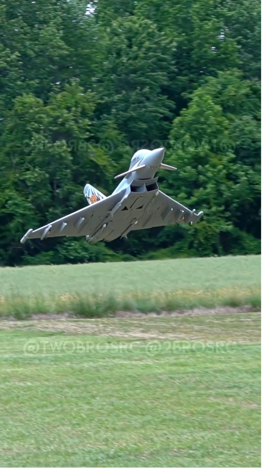 Stunning Eurofighter Typhoon maneuver captured on RC