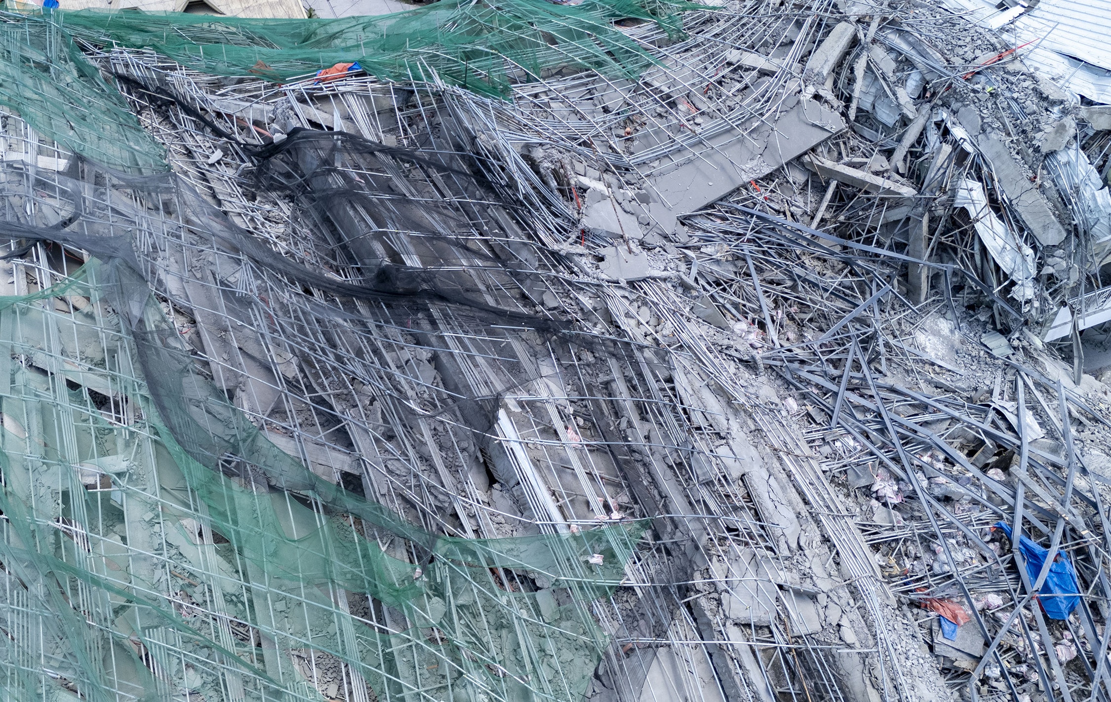 Angeles building collapse toll hits four, 17 missing
