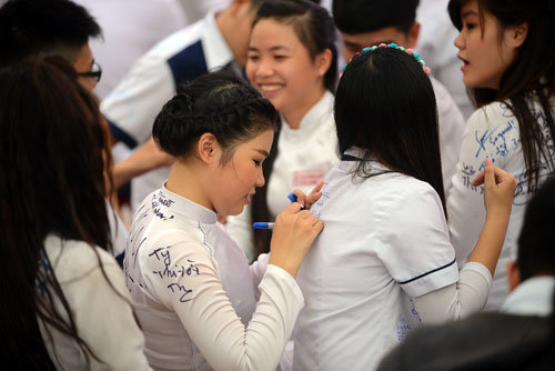 Ký tên lên áo đồng phục cuối cấp là ký ức đẹp hay sự lãng phí?