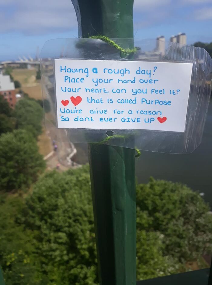 Charity’s bridge sign gets covered with positive messages (32 pics)