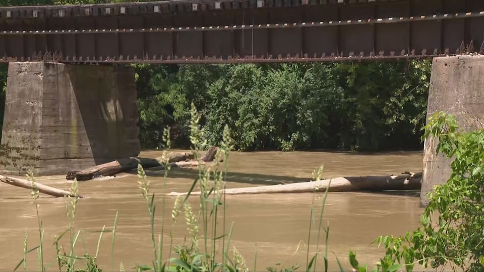 2 rescued after kayaks flip in local river