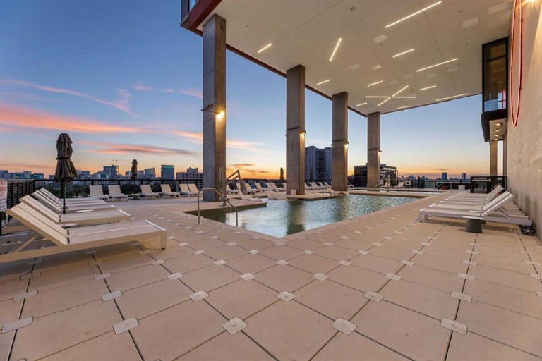 New Museum District high-rise lures tenants with events and on-site bar