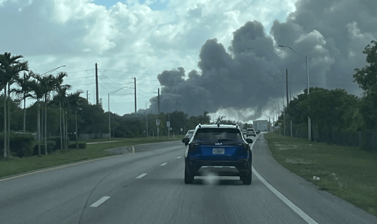 Combaten incendio de gran magnitud en negocio de Opa-locka
