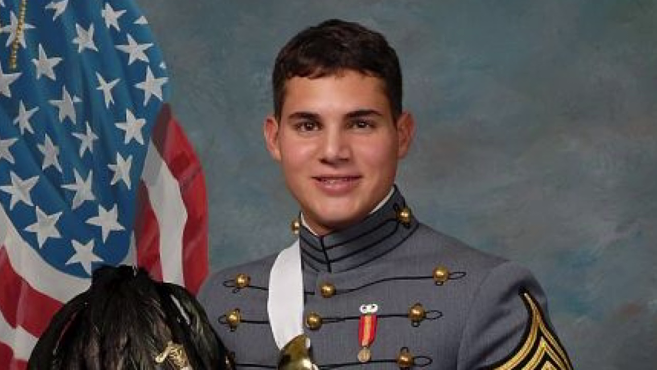 Thousands gather at Bay Pines National Cemetery to honor fallen heroes ...