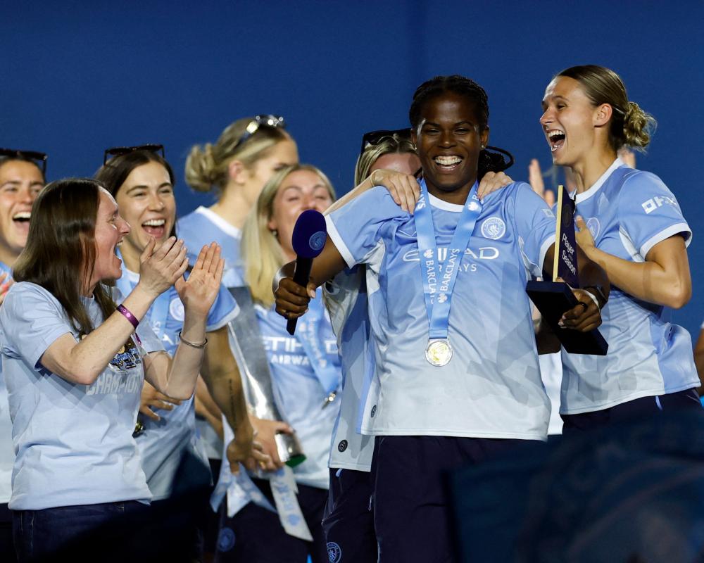 Khadija Shaw makes shock U-turn and signs record deal to stay at Manchester City