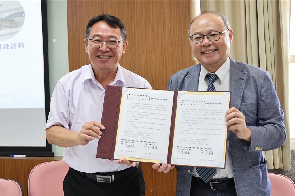 北港高中校長江耀淇（左）、追加台灣省室內設計裝修商業同業公會聯合會理事長劉俊良（右）簽訂合作意向書。（周麗蘭攝）