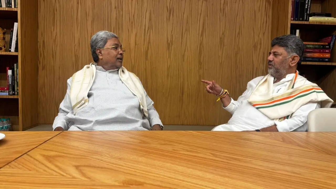 Karnataka power tussle reaches Delhi: Siddaramaiah, DKS holds key meet ...