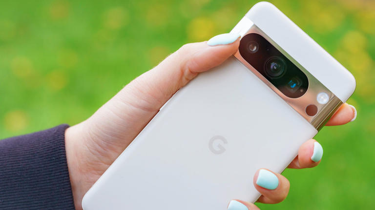 How long do owners say Google Pixel phones usually last?