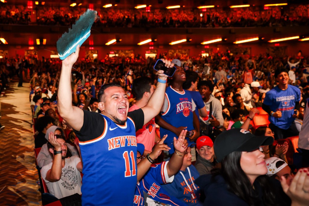 Thousands of Knicks fans swarm NYC streets to party with team headed to ...