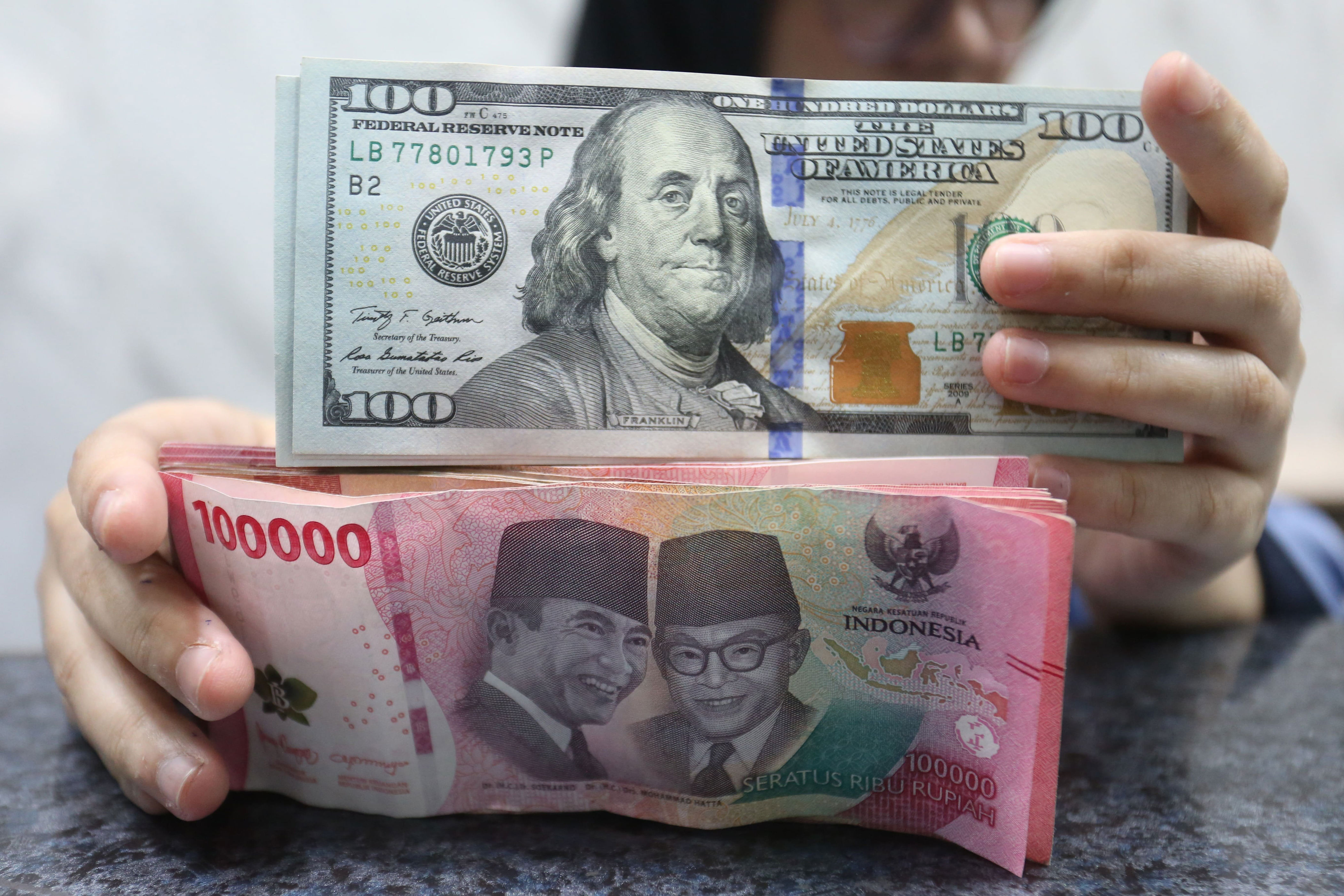 Rupiah diperkirakan kembali tembus Rp 18 ribu per dolar AS hari ini