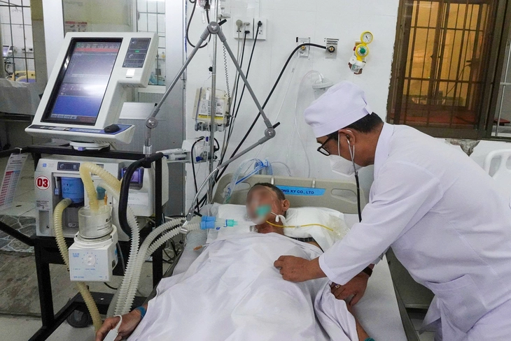 Cà Mau: Nhậu tại nhà, 1 người tử vong, 1 người hôn mê nghi ngộ độc rượu