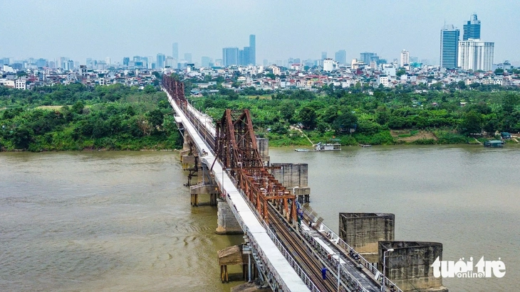 Xe đi lại bình thường trên cầu Long Biên sau 2 tháng sửa chữa