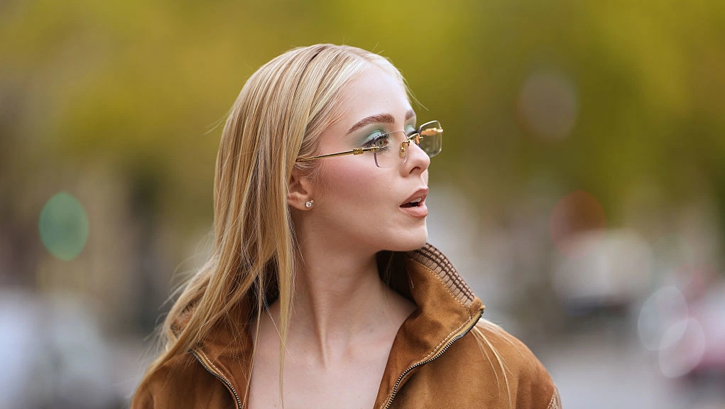Emma Stone debuts caramel blonde, sparking mixed fan reactions